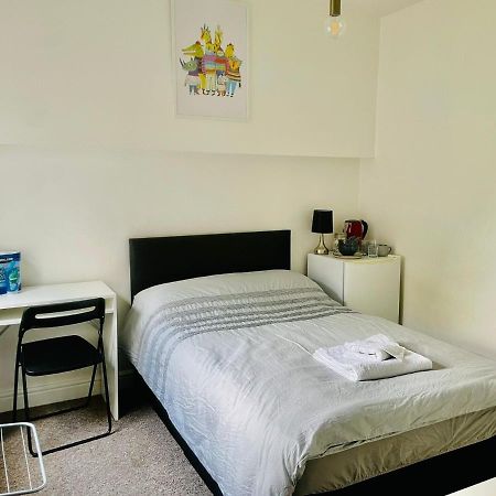 Hostel 305 High Town Road Luton  Zewnętrze zdjęcie