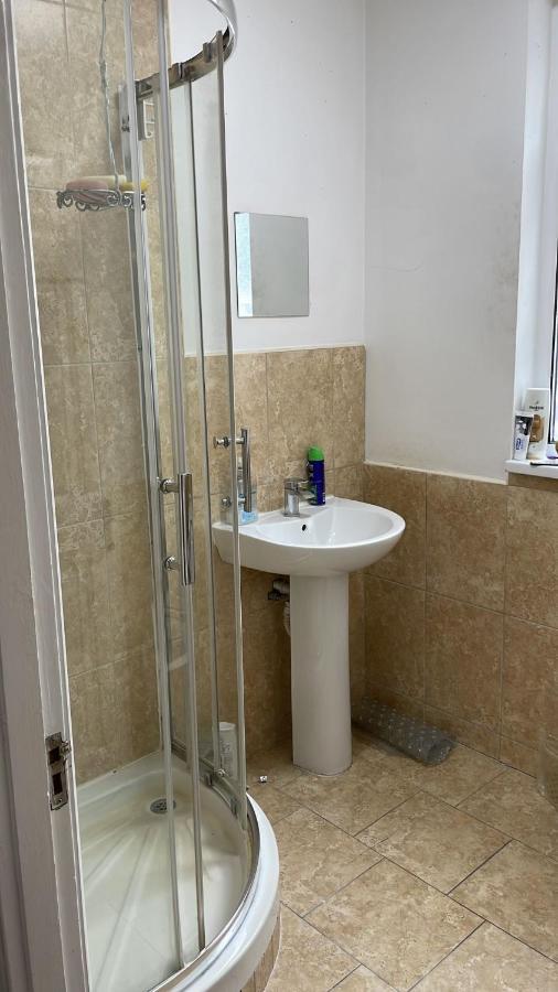 Hostel 305 High Town Road Luton  Zewnętrze zdjęcie